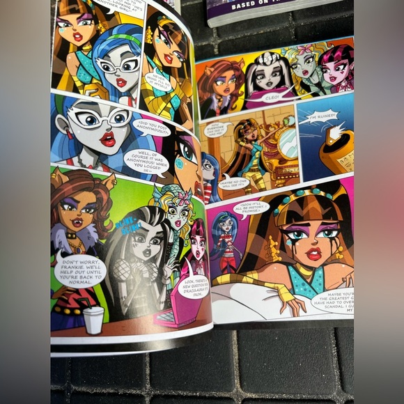 6 Monster High teen books. 1 hardcover & 1 comic book form. - Picture 9 of 9